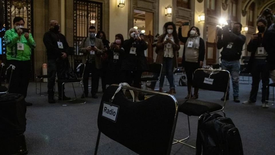 Identificaciones de más de 300 periodistas de la mañanera se trafican por Telegram