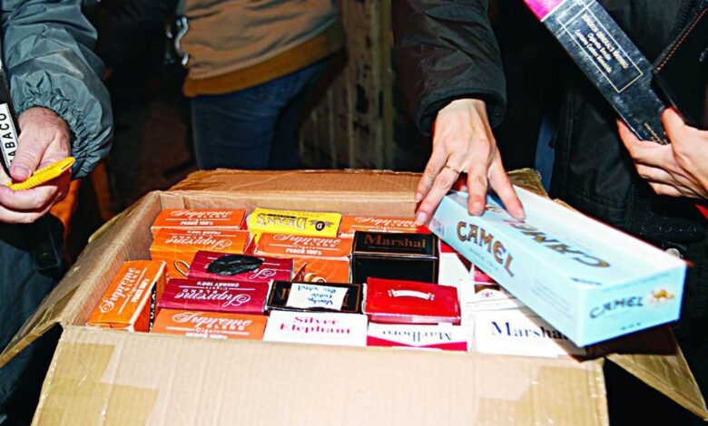 Crimen obliga a vender cigarros de contrabando