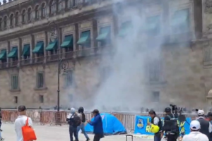 Normalistas lanzan cohetones a Palacio Nacional