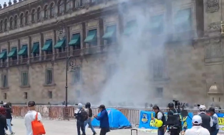 Normalistas lanzan cohetones a Palacio Nacional